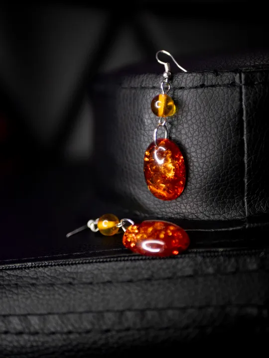 Купити Сережки з ювелірного сплаву з лінд. бурштином