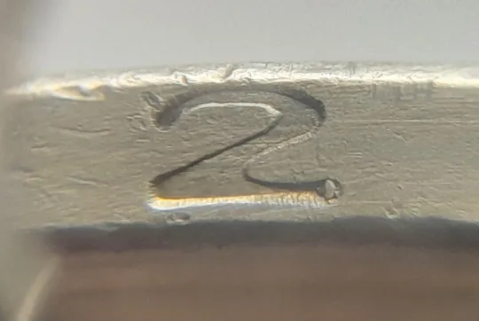 (4680) 1 гривня 2012 різновид викрошки у першій цифрі "2" слова "2012" на гурті (1 гривна 2012 брак) Ціна