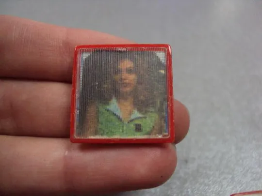 Купити знак личность девушка переливашка лот 2 шт №4327