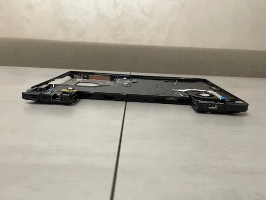 Dell Latitude E5540, нижня частина корпусу + материнська плата, не робоча, динаміки, вентилятор, шлейфи та інше Де купити