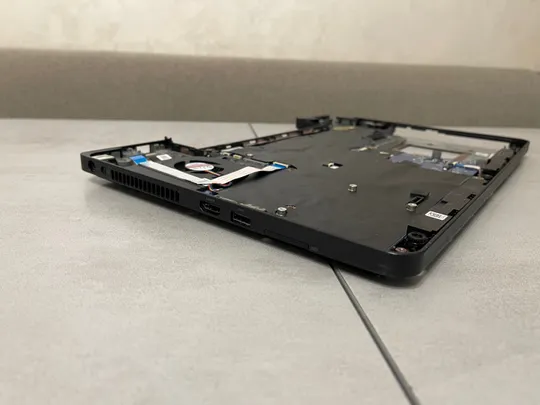 Dell Latitude E5540, нижня частина корпусу + материнська плата, не робоча, динаміки, вентилятор, шлейфи та інше Продаж
