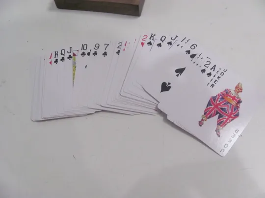 Дерев&#039;яна коробка для карток, інкрустована латунними тузами та кубиками, покерні карти та дерев&#039;яні кубики (20) Де купити