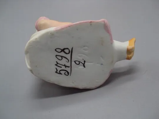 Фигура фарфор статуэтка Германия девочка сидит в панамке высота 8,5 см №14045 Де купити