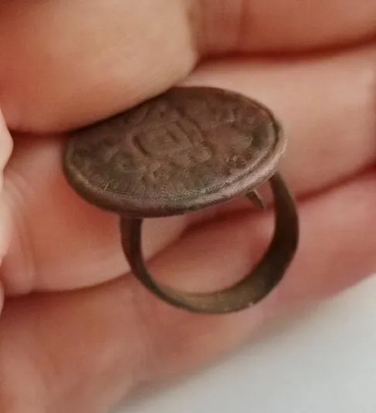 Купити Редкое средневековое кольцо-печатка с загадочными символами — изменяемого размера  kr654