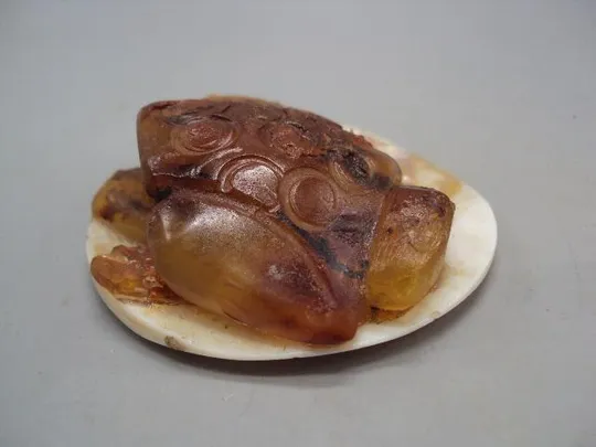 Фигура статуэтка лягушка на листке янтарь перламутр вес 96 г высота 3 см, диаметр 7,5 см №11826 Недорого