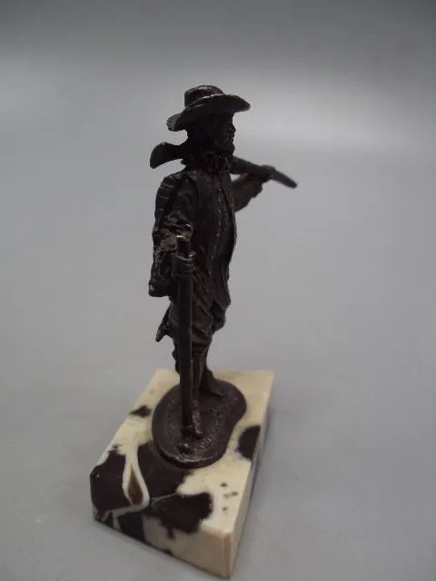 Фигура на подставке статуэтка мушкетер с мушкетом ружьем серебро вес 84,58 г высота 7 см №14359 Інтернет-аукціон