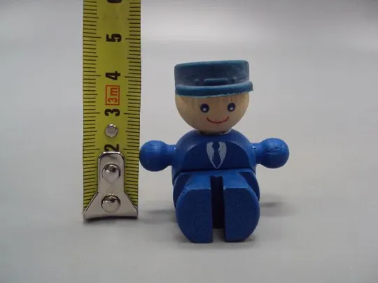 Купити Фигура дерево статуэтка миниатюра Европа проводник в костюме и кепке контролер сидит 4,4 см №15040