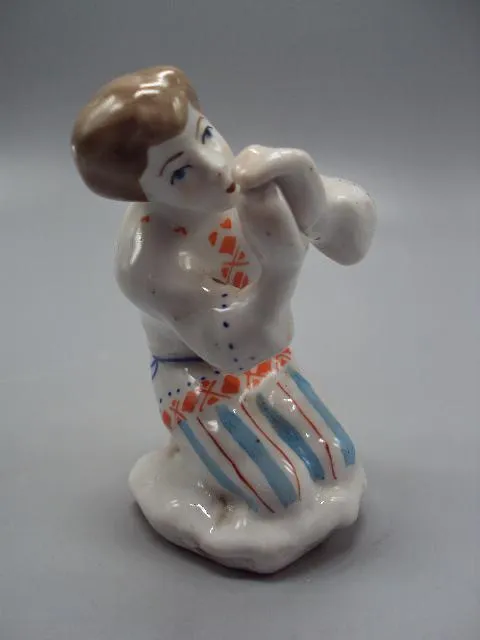 Фигура фарфор статуэтка Артель Прогресс Белорусский юноша играет на дудке мальчик с дудкой №117 Продаж