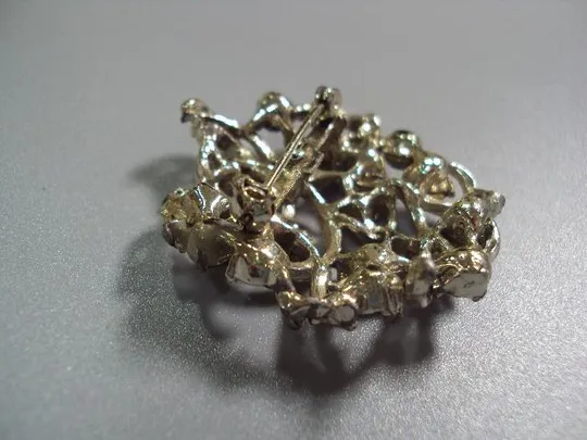 Бижутерия брошка брошь ажурная 4 см (нет несколько камушков) №10856 Де купити