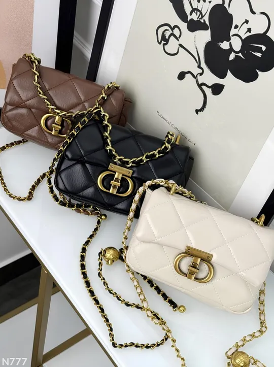 Сумочка через плече на довгому декоративному ланцюжку Недорого