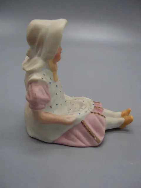 Фигура фарфор статуэтка Германия девочка сидит в панамке высота 8,5 см №14045 Інтернет-аукціон