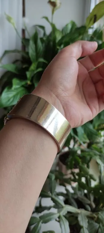 Красивый и редкий браслет с часами,часы работают, камни-стразы искрятся и играют vq378 З аукціону