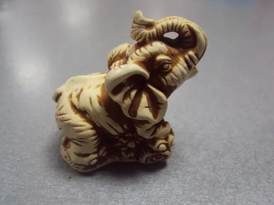 Фигура пластик миниатюра слон слоник слоненок №10187а Ціна