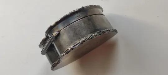 1908 год серебряная коробочка в форме сердца с гравировкой кошечки, и клеймами, Англия-Франция tk285 Де купити