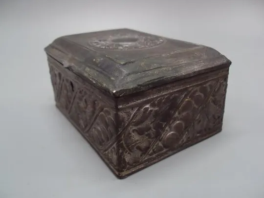 Шкатулка металл узор листья листочки размер 11,5 х 8,5 см №13164 З аукціону