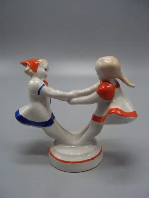 Фигура фарфор статуэтка Городница подружки крутятся девочки кружатся дети высота 10,8 см №14467 Де купити