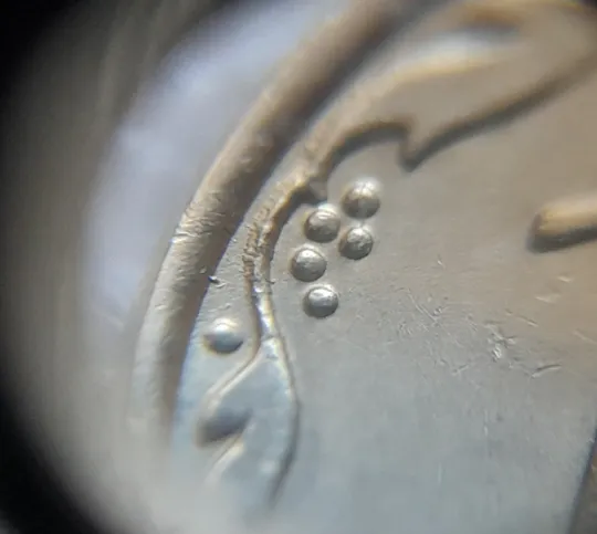 (7086) 10 копійок 2013 багаточисельні викрошки, розколи та сколи на вінку реверса + брак гурта на 4 год. (10 копеек 2013 брак) З аукціону