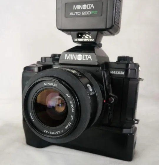 Minolta Maxxum AF 9000 + Minolta AF 35-70/3.5-4.5 Ф49mm + блок AW90 + вспышка Minolta 280PX Ціна