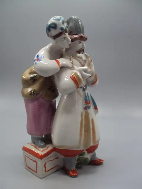 Купити Фигура фарфор Полонное ЗХК баба на сундуке А мій милий чорнобривий пара двое на сундуке 23 см №10538