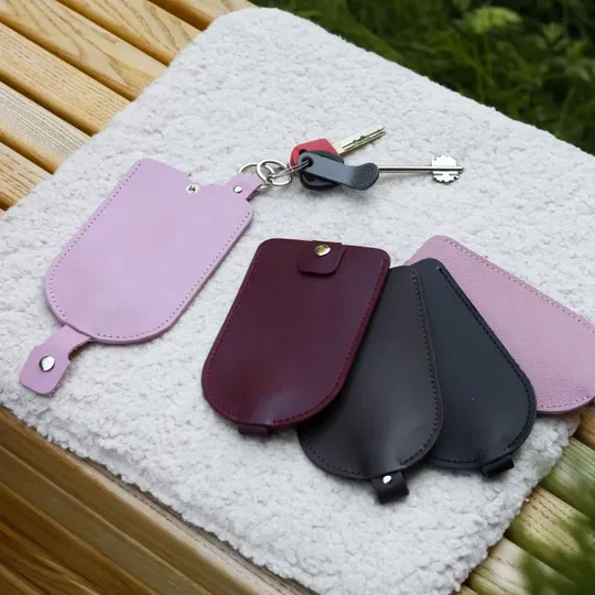 Ключниця з рухомим тримачем ключів на кнопці чорна. Продаж