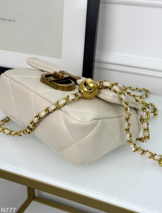 Сумочка через плече на довгому декоративному ланцюжку Де купити