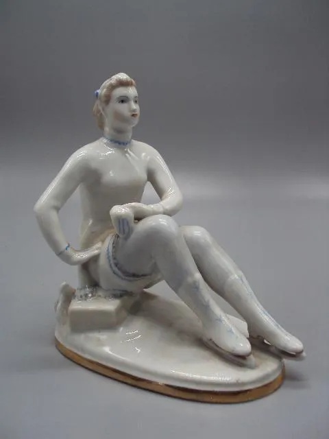 Фигура фарфор статуэтка ЛФЗ фигуристка девушка сидит на коньках конькобежка высота 16,8 см №14458 Ціна