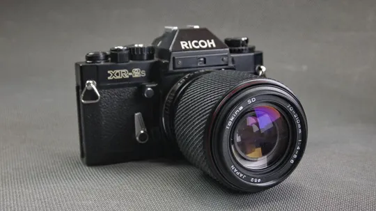 фотоаппарат пленочный Ricoh XR-2s с объективом Tokina SD 70-210mm/4-5,6 Ф52мм + вспышка Rikoh XR Spe Недорого
