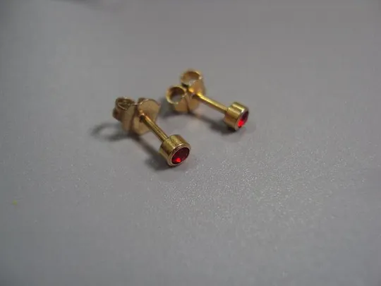 Купити Бижутерия серьги гвоздики круглые с красным камушком Европа б/у позолота (№7) №11239
