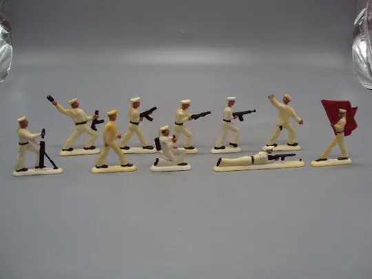 Детские игрушки фигурки моряки солдаты матросы знаменосец солдатики пластик ссср лот 10 шт №15368 Ціна