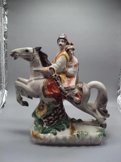 Фигура фарфор статуэтка Киев влюбленные козак с девушкой на коне казак с ружьем высота 34 см №216 Ціна