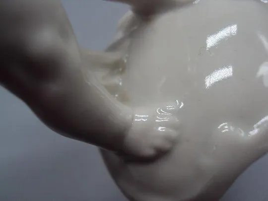 Фигура фарфор статуэтка Германия путти ребенок держит сердца мальчик с сердечками 12,7 см №13229 Інтернет-аукціон