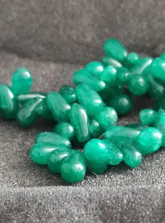 Изумрудные жадеитовые бусы -ОЖЕРЕЛЬЕ- каплевидные НАТУРАЛЬНЫЕ бусины 20 век gf653 З аукціону