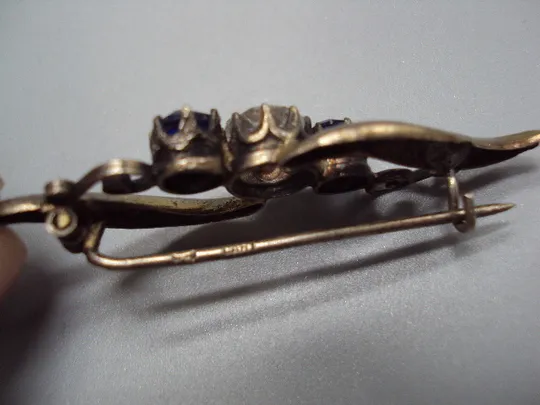 Брошка с белой и синими вставками брошь серебро вес 3,39 г 5,2 см (застежка плохо держит) №15801 На торгах