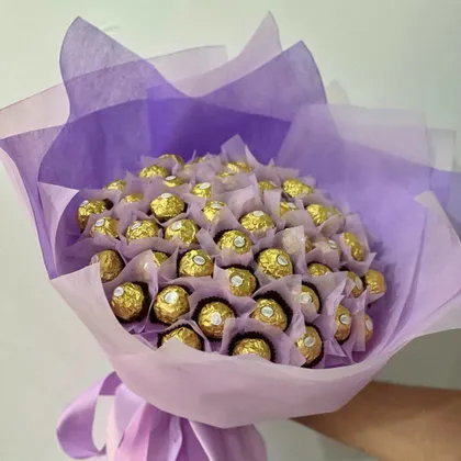 фото, Букет з цукерок Ferrero Rosher (65 шт.) в руку розкішний подарунок, фіолетовий