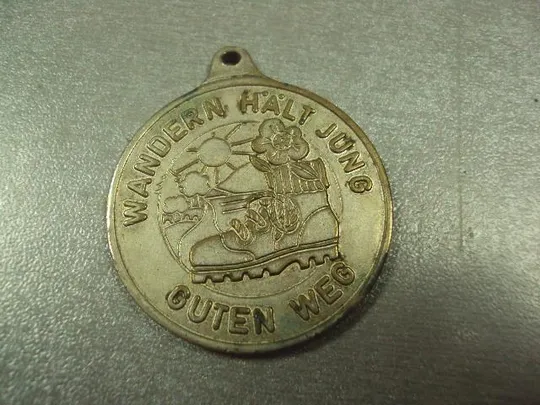 знак подвес брелок германия wandern hält jung guten weg deutsche bundesbank wanderartion 1983 №с9314 З аукціону