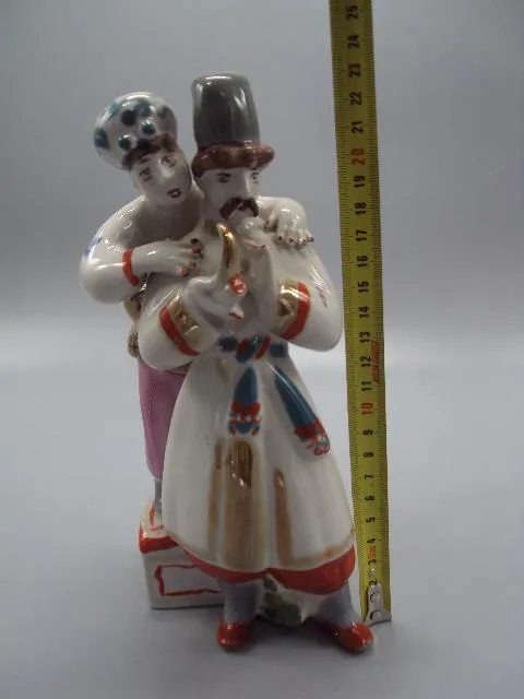 Фигура фарфор Полонное ЗХК баба на сундуке А мій милий чорнобривий пара двое на сундуке 23 см №10538 З аукціону