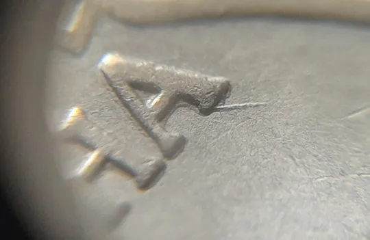 (5267) 1 гривня 2011 царапина штемпеля + напливи металу на аверсі (1 гривна 2011 брак) Продаж