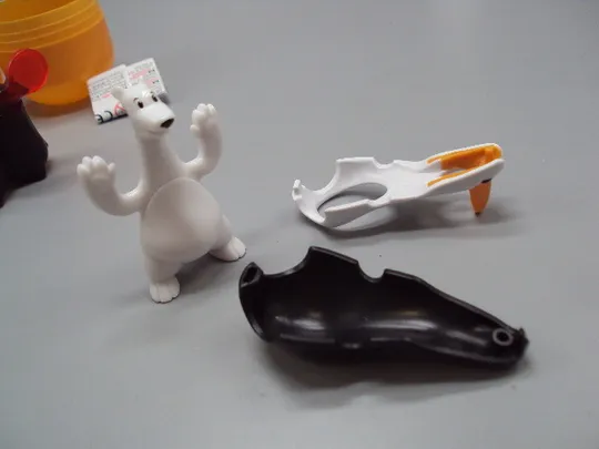 Фигурка киндер сюрприз пингвины и медведь VQB23 Kinder Maxi №18084С Інструкція