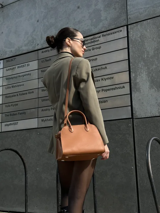 Сумка The Row Soft Margaux 26 Bag in Leather Ginger 99719 Недорого