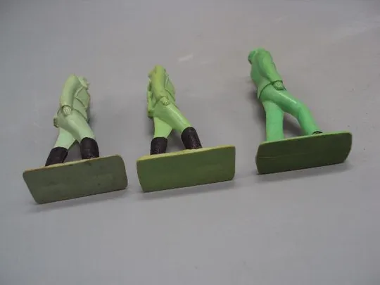 Детские игрушки фигурки солдаты и офицер подготовка к параду колкий пластик ссср лот 3 шт №15362 Інтернет-аукціон