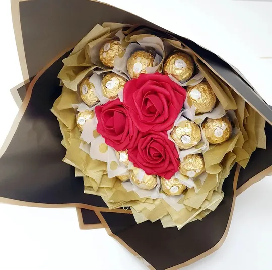 Букет з цукерок Ferrero Rosher Ферреро (16 шт.) і живих троянд (3 шт.) подарунок коричневий Ціна