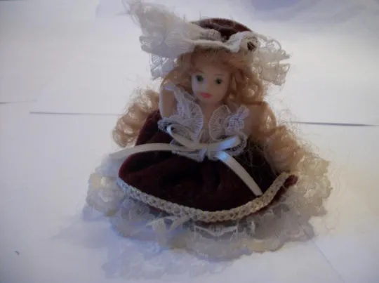 Кукла в платье . Высота 6-см . Внизу 10-см , очень красиво смотрится. З аукціону