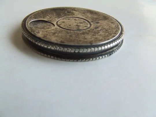 Табакерка или таблетница серебро 925 проба .вес 18 грам. раз. 5х0.5 см. 1850 гг. Англия Недорого