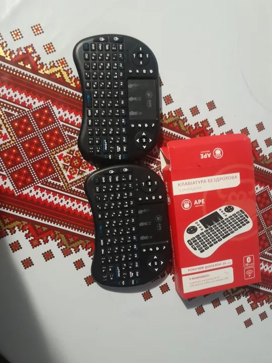 Купити продам клавиатуру 2 штуки бездротова зарядки нету береходники есть бу