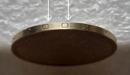 фото, (6533) 1 гривня 2002 викрошки в обох цифрах "0" слова "2002" на гурті (1 гривна 2002 брак)