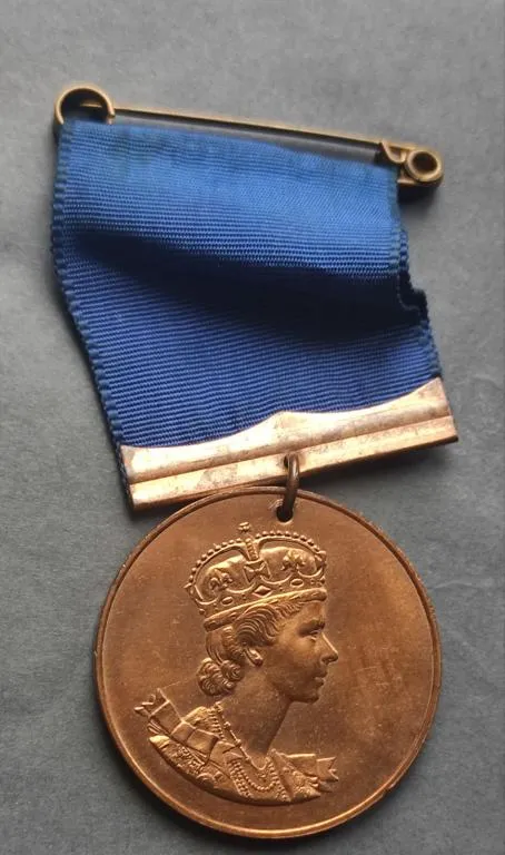 Отличная! 1953 год старинная медаль коронации Елизаветы Второй Великобритания kb925 З аукціону