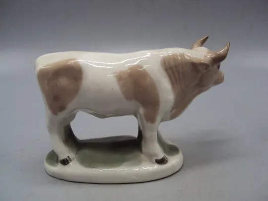 Фигура фарфор статуэтка Германия корова бык коровка бычок высота 9,5 см, длина 14,8 см №77 З аукціону