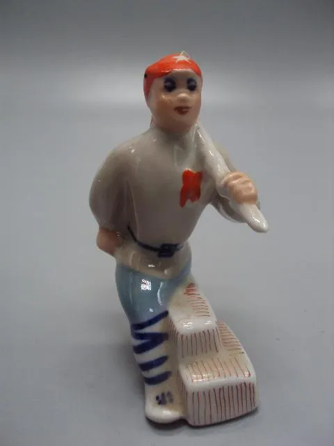 Фигура фарфор статуэтка Коростень субботник Буденовец с киркой революция 9,8 см под реставрацию №297 Де купити