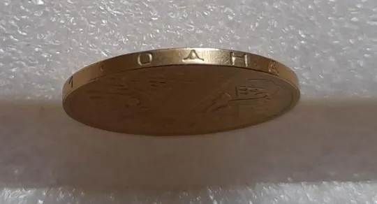 (3714) 1 гривня 2001 1АД1 брак "око змії" на гурті, викрошка (1 гривна 2001) З аукціону