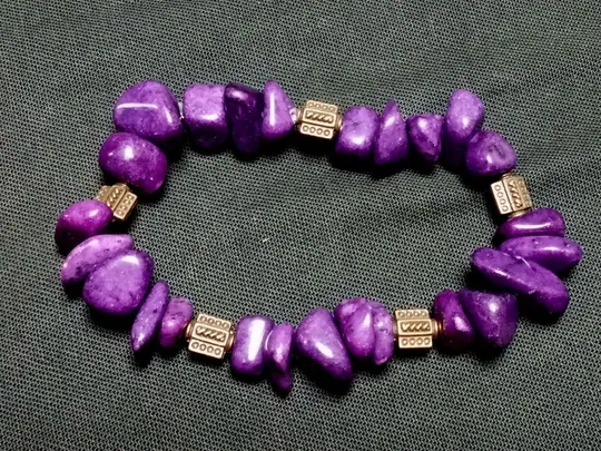 Браслет из агата лилового цвета со вставками бронзового цвета и силиконовой резинкой бижутерия Ціна